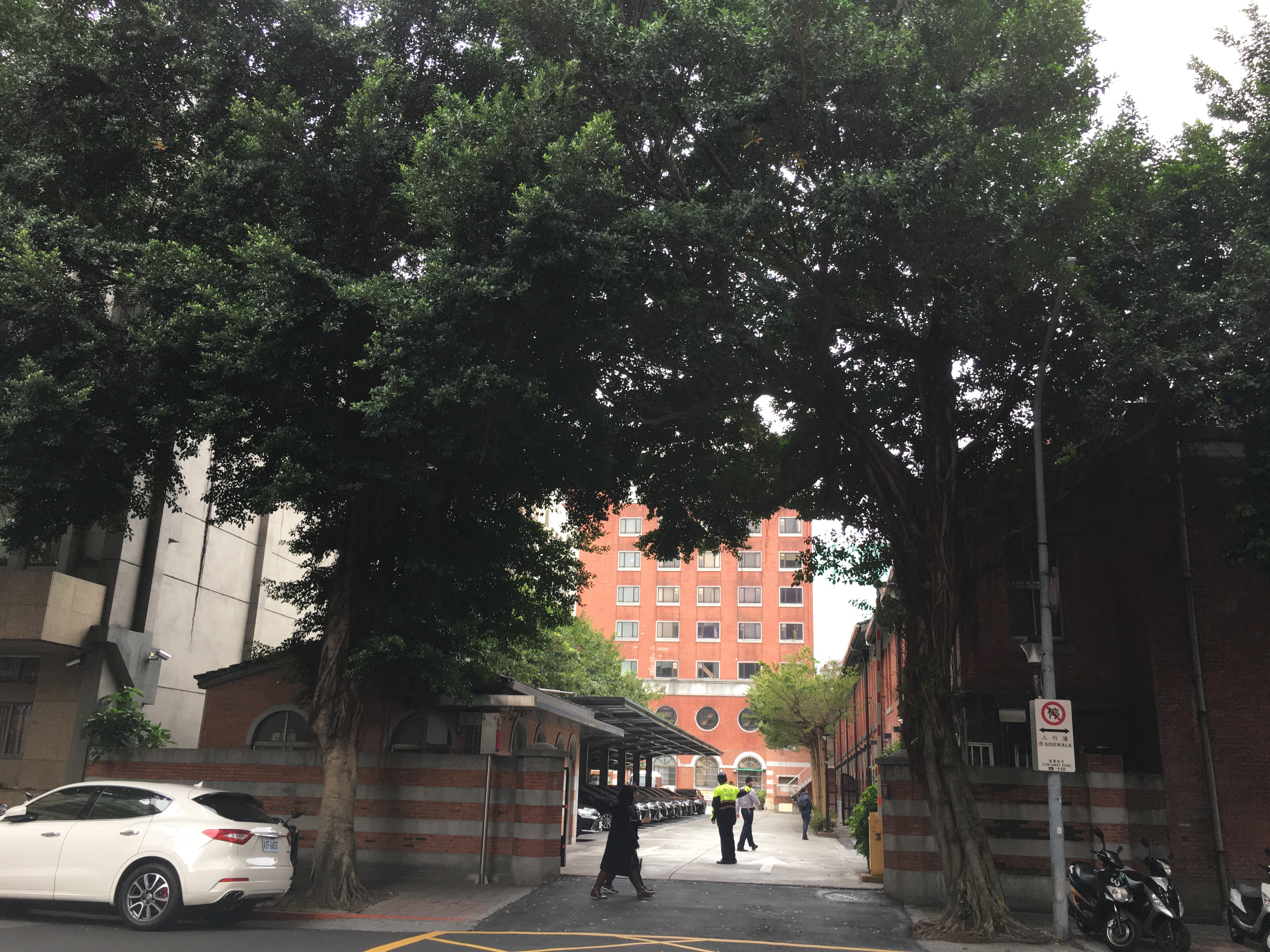 跟國防部軍法局有關的相片，共4張
